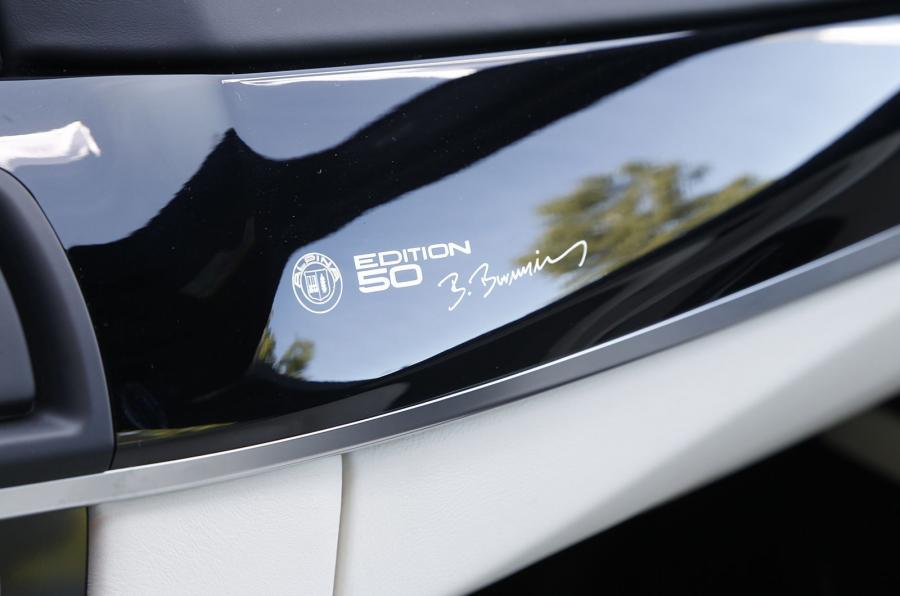 Детали интерьера Alpina B5 Bi-Turbo Limousine Edition 50 (F10) 2015 года  (фото 4 из 26)